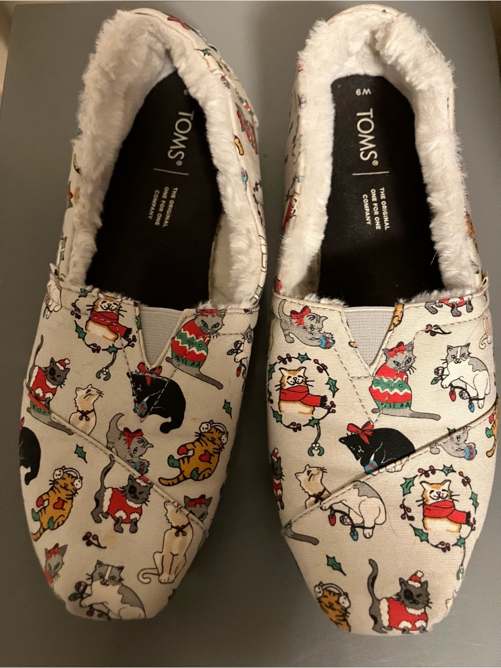 TOMS Ladies Shoes - Size 9 - Christmas Holiday Cat, Fuzzy Lining - Slip On Rare